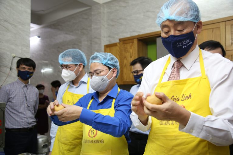 Hội Thầy thuốc trẻ, đại diện WHO tại Việt Nam xuống bếp làm bánh trung thu tặng tuyến đầu chống dịch